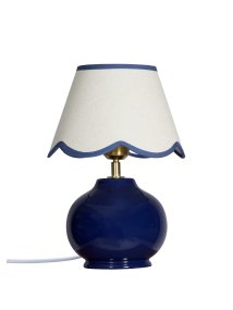 Nell 34cm Blå från PR Home - Den klotformade lampfoten i blank, djupbl&aring; f&auml;rg kombineras med en beige lampsk&auml;rm av textil som ger ett mjukt och harmoniskt uttryck, perfekt f&ouml;r b&aring;de sovrum och vardagsrum.