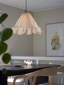 Estrid Ø40 Beige taklampa från PR Home - Lampsk&auml;rmen &auml;r kl&auml;dd i randigt textil och har en l&auml;tt konisk form som avslutas med en gener&ouml;s volang nedtill.