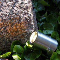 Luna Silver från Lightson - Du kan ocks&aring; anv&auml;nda Luna p&aring; husv&auml;ggar, i takfoten och p&aring; staket, eftersom spettet &auml;r avtagbart och f&auml;stet d&aring; skruvas direkt i underlaget.