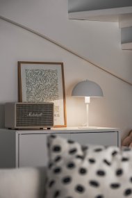 Nola 30cm Vit bordslampa från Trio Lighting - Den moderna, svampformade formen sm&auml;lter in i din inredning och skapar harmoni p&aring; en byr&aring; eller nattduksbord.
