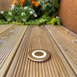 Lynx Brons från Lightson - Lynx &auml;r en decklight som ger ett exklusivt intryck p&aring; uteplatser och l&auml;ngs g&aring;ngar.