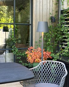 Sofy Mörkgrå från Lightson - Sofy &auml;r en stilren golvlampa i m&ouml;rkgr&aring; aluminium, speciellt designad f&ouml;r att skapa en ombonad och mysig st&auml;mning i dina utomhusmilj&ouml;er.