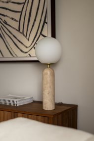 Torrano 53cm Beige travertin bordslampa från Globen Lighting - Sten &auml;r ett naturmaterial, f&auml;rg och skiftningar i marmorering varierar och skapar ett unikt m&ouml;nster f&ouml;r varje exemplar.
