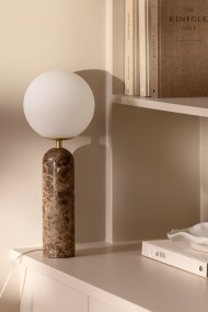 Torrano 53cm Brun marmor bordslampa från Globen Lighting - Sten &auml;r ett naturmaterial, f&auml;rg och skiftningar i marmorering varierar och skapar ett unikt m&ouml;nster f&ouml;r varje exemplar.
