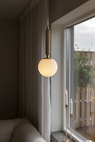 Torrano Ø15 Beige travertin fönsterlampa från Globen Lighting - Sten &auml;r ett naturmaterial, f&auml;rg och skiftningar i marmorering varierar och skapar ett unikt m&ouml;nster f&ouml;r varje exemplar.