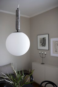 Torrano Ø30 Grå marmor taklampa från Globen Lighting - Sten &auml;r ett naturmaterial, f&auml;rg och skiftningar i marmorering varierar och skapar ett unikt m&ouml;nster f&ouml;r varje exemplar.