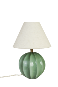Marit 24cm Grön från Strömshaga - Marit &auml;r en elegant lampfot i gr&ouml;nt glas med en mjukt rundad form och dekorativa detaljer som ger den ett klassiskt uttryck.