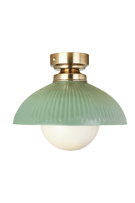 Elliot Ø30 Grön plafond från Strömshaga - Den gr&ouml;na sk&auml;rmen i pl&aring;t har en dekorativ r&auml;fflad struktur och kombineras med detaljer i m&auml;ssingsfinish som ger lampan ett elegant uttryck.