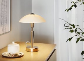 Solo 35cm Nickel bordslampa från Eglo - Lampan &auml;r tillverkad i metall med en elegant matt nickelfinish och har en kupa i satinerat glas som ger ett mjukt och behagligt ljus.