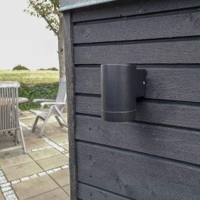 Stege Svart utelampa från Dyberg Larsen - Tillverkad i aluminium och plast &auml;r den h&aring;llbar och t&aring;lig, anpassad f&ouml;r utomhusbruk.