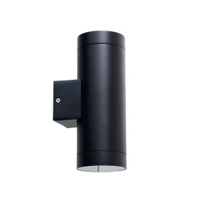 Stege Svart utelampa från Dyberg Larsen - Tillverkad i aluminium och plast &auml;r den h&aring;llbar och t&aring;lig, anpassad f&ouml;r utomhusbruk.