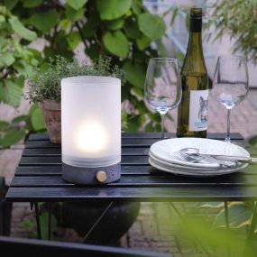 Cozy 20cm Grå portabel från Dyberg Larsen - Cozy bordslampa skapar en varm och inbjudande atmosf&auml;r med sin eleganta design och funktionalitet.
