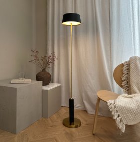 Yoyo LED 125cm Mässing portabel från Dyberg Larsen - Med en bas och stomme i m&auml;ssings, kombinerat med en sk&auml;rm i borstad svart metall, blir Yoyo en elegant inredningsdetalj.