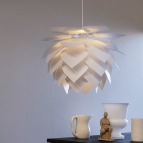 Illumin Ø45 Vit taklampa från Dyberg Larsen - Illumin fr&aring;n Dyberg Larsen &auml;r en stilfull och h&aring;llbar lampa som kombinerar dansk design med funktionalitet och ett h&aring;llbart tankes&auml;tt.