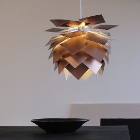 Illumin Ø45 Koppar taklampa från Dyberg Larsen - Illumin fr&aring;n Dyberg Larsen &auml;r en stilfull och h&aring;llbar lampa som kombinerar dansk design med funktionalitet och ett h&aring;llbart tankes&auml;tt.