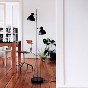 Skagen 2 Svart golvlampa från Dyberg Larsen - Placera den i vardagsrummet och upplev det fantastiska ljuset den sprider.