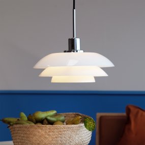 DL31 Ø31 Krom taklampa från Dyberg Larsen - Den nya versionen adderar en twist: lampsk&auml;rmen &auml;r nu tillverkad i munbl&aring;st opalglas, vilket ger varje lampa en unik karakt&auml;r och charm.