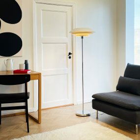 DL45 Vit golvlampa från Dyberg Larsen - Med sin minimalistiska och stilrena design blir den ett blickf&aring;ng och en tidl&ouml;s inredningsdetalj i ditt hem.
