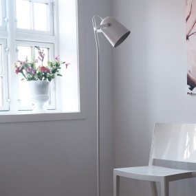 Oslo Vit golvlampa från Dyberg Larsen - Oslo &auml;r en lampa som f&ouml;renar skandinavisk design med praktisk anv&auml;ndbarhet f&ouml;r en harmonisk och sofistikerad atmosf&auml;r i ditt hem.