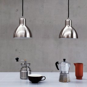 Skagen Ø16 Borstad stål taklampa från Dyberg Larsen - Den ljusa och minimalistiska vita f&auml;rgen g&ouml;r den anv&auml;ndbar i alla rum.