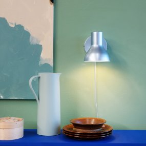 Bob Blå läslampa från Dyberg Larsen - Bob &auml;r det perfekta valet f&ouml;r det moderna hemmet och kombinerar stilren design med funktionalitet.