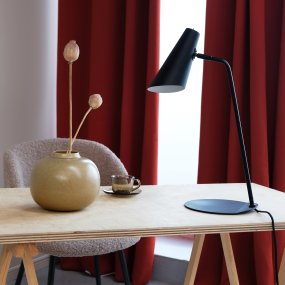 Noa 54cm Svart skrivbordslampa från Dyberg Larsen - Serien utm&auml;rker sig med en platt bas och en justerbar lampsk&auml;rm.