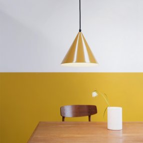 Ron Ø25 Curry från Dyberg Larsen - Modern pendellampa med en enkel design och touch av retro.
