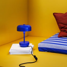 Haipot 25cm Blå bordslampa från Dyberg Larsen - Haipot-serien finns i b&aring;de stilrena och livfulla nyanser, vilket ger en i&ouml;gonfallande upplevelse och ett modernt rumstema.