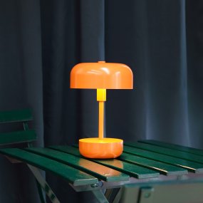 Haipot 25cm Orange portabel från Dyberg Larsen - Haipot LED bordslampa i orange, designad av Frank Kerdil f&ouml;r Dyberg Larsen, kombinerar retro och modern stil.