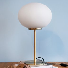 Queen 50cm Mässing bordslampa från Dyberg Larsen - Queen &auml;r en elegant bordslampa av metall med en finish i m&auml;ssing.