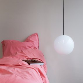 Cafè Ø20 Opal taklampa från Dyberg Larsen - Caf&eacute; Opal &auml;r en tidl&ouml;s och elegant pendellampa med en kupa i opalglas som &auml;r &ouml;ppen b&aring;de upptill och nertill.