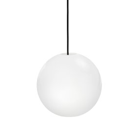 Cafè Ø25 Opal taklampa från Dyberg Larsen - Caf&eacute; Opal &auml;r en tidl&ouml;s och elegant pendellampa med en kupa i opalglas som &auml;r &ouml;ppen b&aring;de upptill och nertill.