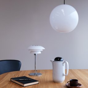Cafè Ø25 Opal taklampa från Dyberg Larsen - Caf&eacute; Opal &auml;r en tidl&ouml;s och elegant pendellampa med en kupa i opalglas som &auml;r &ouml;ppen b&aring;de upptill och nertill.