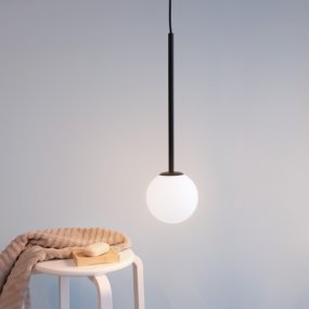 Otello Ø15 Opal taklampa från Dyberg Larsen - Lampan kan anv&auml;ndas i m&aring;nga rum, antingen ensam eller i kluster, f&ouml;r att skapa en elegant och modern atmosf&auml;r.