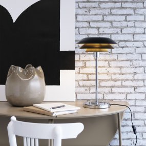 DL31 50cm Svart bordslampa från Dyberg Larsen - Bordslampan &auml;r klassisk och dramatisk i svart f&auml;rg i kombination med kromad metall, perfekt f&ouml;r ett m&ouml;rkt h&ouml;rn i hemmet, i f&ouml;nstret eller som en elegant inredningsdetalj i sig sj&auml;lv.