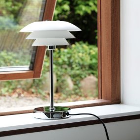 DL20 30cm Vit bordslampa från Dyberg Larsen - DL20 bordslampa med kromad metallfot och vita metallsk&auml;rmar &auml;r en elegant lampa som passar perfekt p&aring; skrivbordet, ett litet sidobord i vardagsrummet eller varhelst du beh&ouml;ver den.