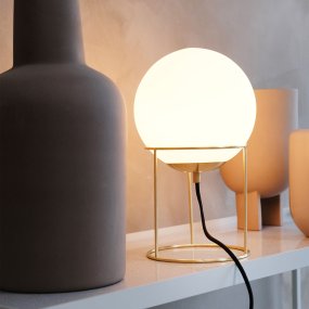 Madrid 34cm Mässing bordslampa från Dyberg Larsen - Den minimalistiska designen passar perfekt i b&aring;de moderna och klassiska inredningar och skapar ett mjukt och behagligt ljus som sprider en varm atmosf&auml;r i rummet.