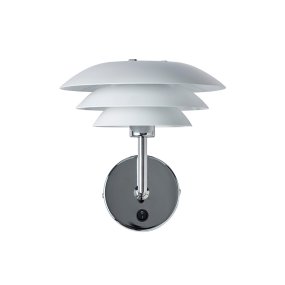 DL20 Vit vägglampa från Dyberg Larsen - DL20 v&auml;gglampa har en tidl&ouml;s och enkel design, best&aring;ende av tre sk&auml;rmar, &auml;r denna lampa l&auml;tt att installera och ger ett vackert ljus.