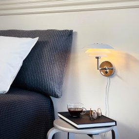 DL20 Vit vägglampa från Dyberg Larsen - DL20 v&auml;gglampa har en tidl&ouml;s och enkel design, best&aring;ende av tre sk&auml;rmar, &auml;r denna lampa l&auml;tt att installera och ger ett vackert ljus.