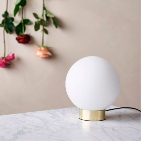 Barcelona 23cm Mässing från Dyberg Larsen - Barcelona &auml;r en enkel och elegant lampa med en bas av m&auml;ssing i blank m&auml;ssing och en frostad opalglasglob som sprider ett behagligt ljus i omgivningen.