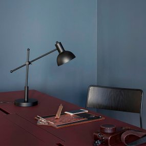 London 42cm Svart skrivbordslampa från Dyberg Larsen - London skrivbordslampa har en klassisk och sofistikerad design med en modern twist.