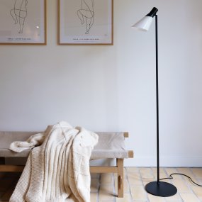 Gent Svart från Dyberg Larsen - Gent &auml;r en modern och stilren golvlampa med en lampsk&auml;rm av opalglas i kombination med svart metall.
