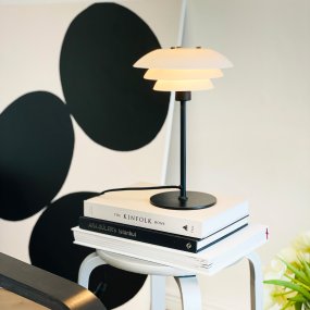 DL20 30cm Svart bordslampa från Dyberg Larsen - DL20 bordslampa i opalglas och svart f&auml;rg har en exklusiv och lyxig design som inte bara &auml;r vacker utan &auml;ven ger rummet en behaglig belysning och skapar den perfekta atmosf&auml;ren f&ouml;r alla tillf&auml;llen.
