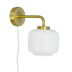 Arp Ø15 Mässing vägglampa från Dyberg Larsen - Oavsett om den placeras i vardagsrummet, sovrummet eller hallen blir Arp v&auml;gglampa b&aring;de en vacker inredningsdetalj och en funktionell belysningsl&ouml;sning.