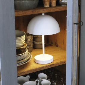 Stockholm 30cm Vit portabel från Dyberg Larsen - Stockholm LED-bordslampa i vitt &auml;r en uppladdningsbar lampa med tre ljusstyrkeniv&aring;er (100 %, 50 % och 25 %), idealisk f&ouml;r b&aring;de inomhus- och tillf&auml;llig utomhusanv&auml;ndning.