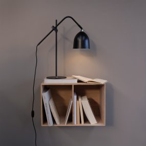 Easton 56cm Svart skrivbordslampa från Dyberg Larsen - Lamporna &auml;r tillverkade i svart metall med kromdetaljer och har en sladdl&auml;ngd p&aring; 1,6 meter.