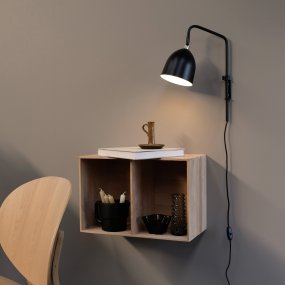 Easton 43cm Svart från Dyberg Larsen - Easton-serien har en lugn och sofistikerad design som sm&auml;lter in i alla moderna interi&ouml;rer.