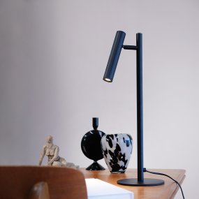 Carlo 48cm Svart skrivbordslampa från Dyberg Larsen - Carlo bordslampa &auml;r en LED-lampa med minimalistisk och elegant design.