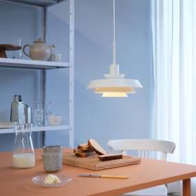 DL30 Ø30 Vit från Dyberg Larsen - Uppgradera din belysning över matbordet, i köket, hallen eller ett annat rum och njut av skandinavisk minimalism och ett varmt, mysigt ljus med DL30 pendellampa.