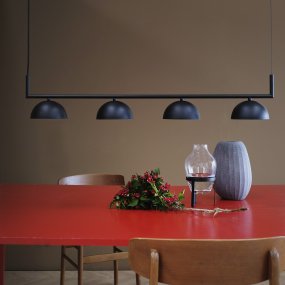 Stockholm 100cm Svart från Dyberg Larsen - Den minimalistiska designen g&ouml;r att lampan sm&auml;lter in i b&aring;de moderna och klassiska inredningsstilar och skapar en sofistikerad atmosf&auml;r i rummet.
